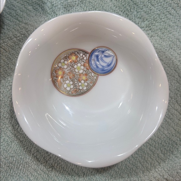 Fukagawa Porcelain Kotobuki Akae plum-blossom shaped bowls - Picture 4 of 11